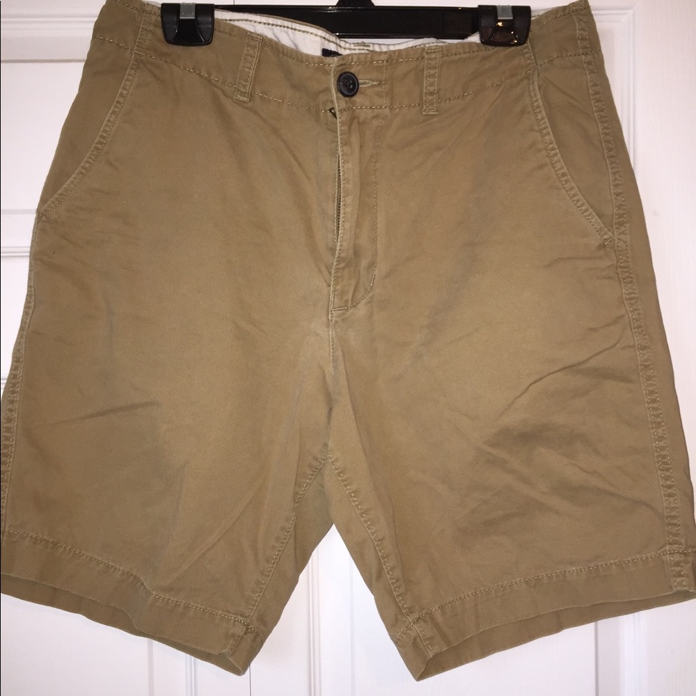 Men’s khaki shorts